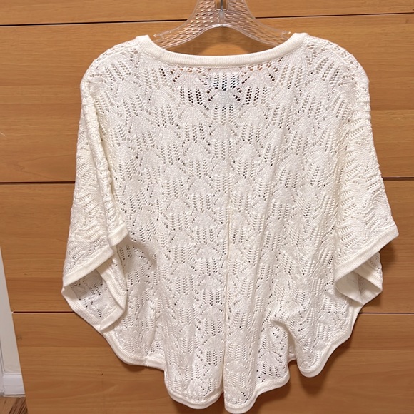 White knitted poncho. Soft to the touch. Size: M. - Picture 2 of 2